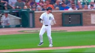 えっ？ 打球はどこに消えた…！？ 打者がドン引き… 衝撃の“バット粉砕シーン”が話題に「いくらなんでも割れすぎw」「バッターが1番ショック」