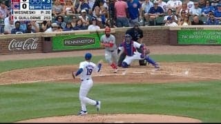 おい！ 何やってんだよ！ 強烈な打球に“素手キャッチ”で大失敗… 危険すぎる謎プレーにファン騒然「普通にダメだろw」「怒られるでしょ」