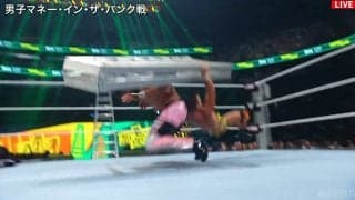 前代未聞の凶器攻撃！ 元五輪レスラー、巨大ラダーをスープレックスで…驚異の身体能力と“発想力”にファン驚愕