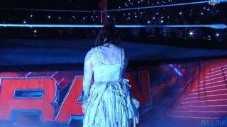 「怖すぎる！」白塗りドレス姿の女性に屈強レスラーが“ドン引き” 逃亡の騒ぎに発展