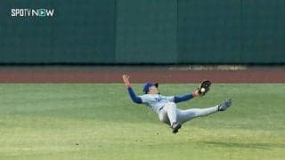 一体、何が起きた！？ ド軍期待の強面外野手が“ヒヤリ”転倒も「ナイスすぎる」瞬間 大ハッスル守備も“あわや”「滑った？」「ファインプレー？」ファン騒然