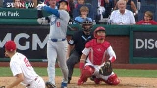 えっ？ 球場中が騙された…！大谷翔平、豪快フルスイングで“異変”が起きた…！？ 相手外野手の“動き”がおかしくなる「魔打法ｗ」「すげえ圧だな」