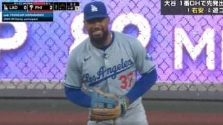 プロ野球だと絶対無理？ ボール飛んできたらどうすんだよ！ 視聴者がドキドキ… 試合中にマイクをつけて守備→インタビューで喋りまくる