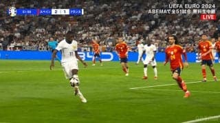 「意味不明なほど上手い！」磁石付きレベルの“変態トラップ”にネット沸騰！ 天才ドリブラーのパーフェクトタッチに中継スタッフも感嘆？「後ろ向きなのに」「やばいって」