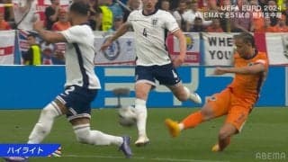 「ありえない」「スーパーゴール！」滑りながら放つ衝撃のゴラッソ爆誕！無回転の豪快レーザービーム弾炸裂の瞬間「こういうの観たかったんよ」