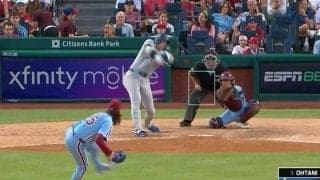 球場騒然！一体、何が起きた…！？ 大谷翔平に珍しいハプニング発生　バットが真っ二つに折られる衝撃シーン… ファン動揺「マジかよ！」「大谷さん調子悪いのかな」