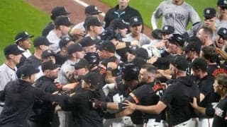 監督激高→両軍入り乱れ“大乱闘”　ベンチもブルペンも空っぽ…勃発した争いが「愚かだ」