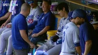 ベンチで羨望の眼差し！大谷翔平、通算200号の記念バッティンググローブはスタッフの手に バットと共に博物館で展示へ