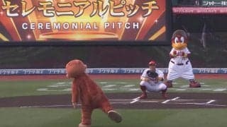 「全裸で初じゃね？」　炎天下で豪快ピッチ…人気歌手も大喝采の一投「おもろすぎる」