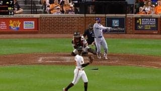 球場騒然のハプニング発生… 鈴木誠也の折れたバットが相手ピッチャーを強襲した瞬間「これは怖い」「根元からだな…」