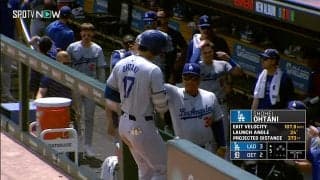 大谷翔平の記念すべき米通算200号でロバーツ監督が“真っ先に”… カメラが一瞬捉えたドジャースベンチの“感動的光景”