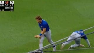 捕球をめぐり炎上… 鈴木誠也とチームメイトが激しく衝突　ネット上で物議を醸した“問題シーン”「キレてる？」「守備範囲だった」