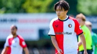 上田綺世が「AYASE」ボード掲げる親子サポーターにユニフォームを手渡し！　フェイエノールトがファンサービスぶりを公開