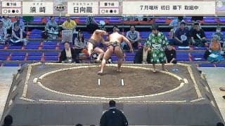 「力士が吹っ飛んだ」「嘘だろ」館内どよめきの衝撃展開 たった“ひと押し”で…驚異の腕力に「力強すぎだろ」驚きの声