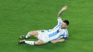 「心が痛い」「こんなの見たくない」バランス崩し転倒…連覇目指したメッシが途中交代しベンチで大号泣「こっちも泣いてしまいそう」