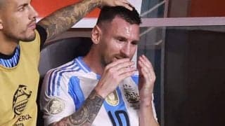 「なんと生々しい」負傷で大号泣のメッシ、痛めた右足の“異様な巨大化”に悲痛な声相次ぐ「彼を止める方法は不公平」