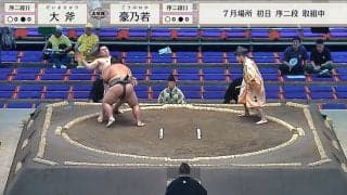 土俵下に力士が転落も…驚異の身体能力で衝撃を回避 見事な受け身に驚きと称賛の声