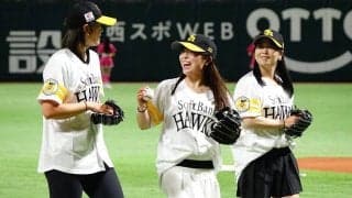 人気女子アスリートが登場　鷹ユニ＆キャップで笑顔の一投…さすがの運動能力披露