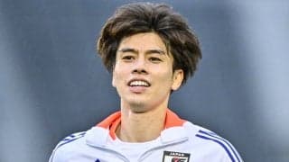 「碧がエスパー伊東の真似してる」田中碧が披露した“カバン芸”に監督＆チームメイトもお手上げ!?「碧くんワールド全開!!」「アオ、どこに隠れとんねん」と爆笑