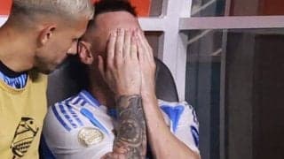 負傷で号泣も交代は拒絶していた 指揮官がメッシ交代の舞台裏を告白「あんな状態でも仲間を置き去りにしなかった」