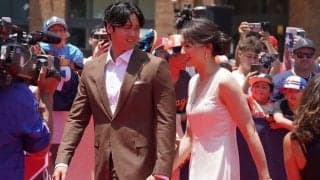 大谷翔平、真美子夫人と手つなぎレッドカーペット登場　裏地に愛犬…デコピンスーツ披露