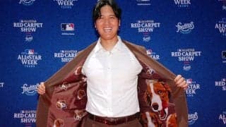 大谷翔平　愛犬デコピンが刺繍されたド派手スーツに満面の笑み　＂3ショット＂実現にファン歓喜「そういうことですか！」