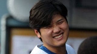 大谷翔平が「パパみたい」　子どもの肩にポンポン…満面笑みが「最高のシーン」