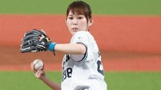 ポニテなびかせ…短パン美女モデルが「かわいい」　豪快投球に場内興奮「素敵でした」