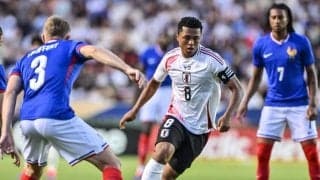 「客乱入しすぎ」U23日本代表と五輪開催国フランスとの試合でピッチに不審者が相次いで乱入！ 日本代表に紛れて服を脱いで体に書いた6文字をアピールし、「オリンピック始まるのに不安」の声