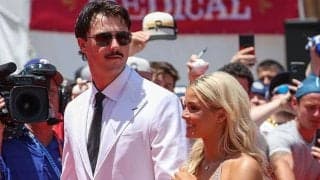 ゴージャスドレスでボール握って珍行動　“怪物新人”の恋人が「本当にかわいい」