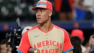 ジャッジの“お騒がせ妻”が「ビューティフル」　衝撃の身長差が「バグる」