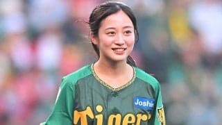 甲子園に降臨した最強アイドル　緑ユニで豪快ノーバウンド投球、可憐な笑顔に場内興奮