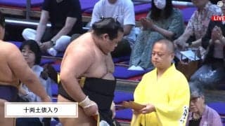 「か、かわいい」「つぶらな瞳が…」人気力士の化粧まわしに熱視線 真ん中に描かれた動物に反響 真っ白から引き締まる黒基調に