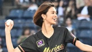 173cm美女の「頭身がバグってる」　抜群スタイルで登場、ヘソ出し投球が「ばりかわいい」