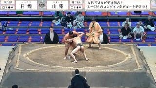 全身“バキバキ”細マッチョ力士「何が起こった？」土俵際の“珍手”に館内騒然「決まり手は？」敗れた力士も愕然