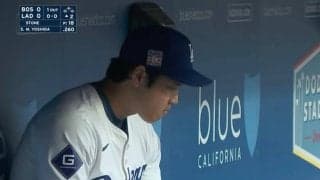 一体、何があった…！？ 大谷翔平、ベンチで一瞬見せた“激レアシーン”が話題に 「吉田正尚に気づいてないw」「結果を出せるのはスゴい」