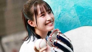 人気声優が黒髪なびかせ豪快投球「最高すぎた」　キュートな満開笑顔が「愛おしすぎる」