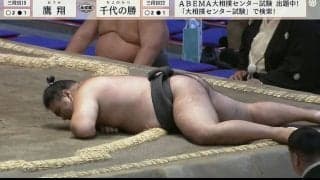 「え、平気？」熱戦直後“バタンッ”と倒れる力士に心配の声「大丈夫かな……」行司が駆け寄る事態も直後に視聴者安堵の瞬間