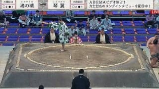 落下してくる力士を“優しく”抱き止め……土俵下で見つめ合う姿にほっこり「美しい光景」「なんかドラマでも始まりそうな」