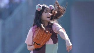 ピンクワンピ＆“うさ耳”が「超可愛いです」　美女インフルエンサーの豪快投球に注目