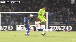 物議を醸す判定…「退場だろ！」「先にボールに触ってる」町田GKと横浜FMアタッカーの“衝突”がノーファウル判定で騒然とした瞬間「カードなしの理由は？」「主審を支持」