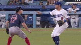 こいつ、何やってんだ…！？ ヤバすぎる“謎の動き”に走者はア然？　解説者も苦笑… ド軍野手の意味不明なプレー「なんなの？w」「怖いな」