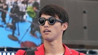 球宴会場が騒然…真っ赤なド派手衣装が「1人だけやべえ」　超奇抜ファッションにSNS衝撃