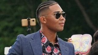 球宴会場にハリウッドスター？　MVP23歳の奇抜な髪型＆衣装に騒然「カッコよすぎ」