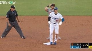 一体、何が起きた！？ 大谷翔平、ギリギリ走塁でハプニング発生… 審判が負けた？ “疑惑の盗塁”で見せたリアクションが話題に「爆笑してるやん」「演技派だなw」