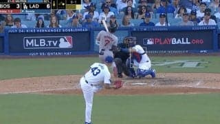 吉田正尚は大丈夫か…？ ヤバすぎる音の“強烈デッドボール”が直撃　あまりの激痛に歩けず… ファン騒然「これは酷い」「マジでやめてくれよ」