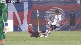 「疑惑のジャッジ」に指揮官が激昂！ 鈴木優磨が膝を蹴られるも“逆ファウル判定”だった瞬間「先に触ってる」「そもそもスライディングが危ない」ファンの意見が真っ二つ