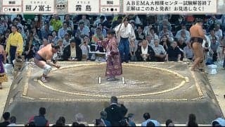 「可憐だ」肩出しワンピース姿の美人タレントが大相撲中継に映り込み！興奮あらわな姿に「リアクションかわいい」「楽しそうでいいね」