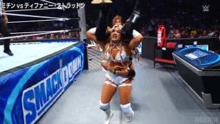 女子レスラー、場外で狂気の“荒技”を発動！「やっちゃいけない技でしょ…」放送席“ドン引き”