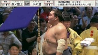 「座布団投げるな」「さすがに危険」照ノ富士に土、館内を舞った“無数”の座布団…マナーに苦言も 自らの手や座布団で頭を守る観客の姿も